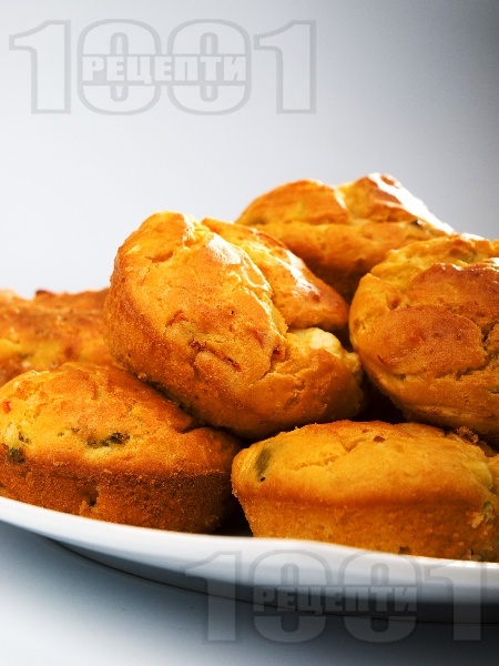 Хляб / питки от царевично и пшеничено брашно с кисело мляко, чушка, извара и тиквичка във форма за мъфини - снимка на рецептата